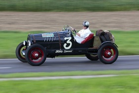 Hittnau Oldtimerclassic 2010 - wenn Autos sich mit Motorrädern und Flugzeugen um die Gunst des Publikums streiten