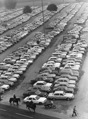 Impressionen IAA (1979) - Grosser Andrang in Frankfurt - Parkplätze weit weg vom Messegelände - Internationale Automobilausstellung (IAA) in Frankfurt 1979