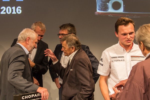 Impressionen der Porsche Soundnacht 2016 - Hans Mezger in Gesprächen vertieft