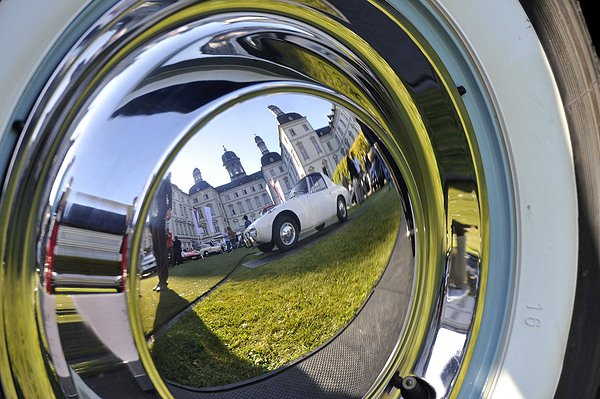Impressionen vom Concours d'Elegance im Rahmen der Schloss Bensberg Classics 2012 - Toyota Sports 800 spiegelt sich in Radkappe