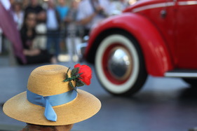Impressionen von der Rallye Historique im Rahmen der Schloss Bensberg Classics 2012 - Hut mit Käfer