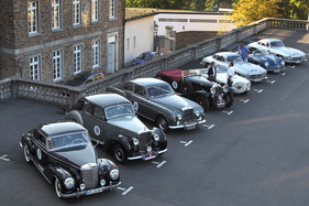 Impressionen von der Rallye Historique im Rahmen der Schloss Bensberg Classics 2012 - die Fahrzeuge stehen für die Ausfahrt bereit
