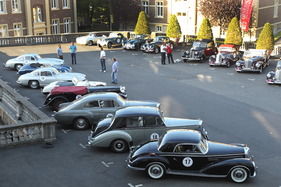 Impressionen von der Rallye Historique im Rahmen der Schloss Bensberg Classics 2012 - edle Fahrzeuge parkieren startbereit