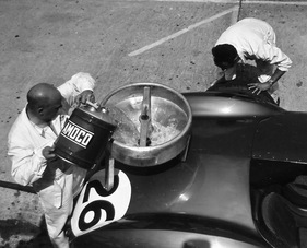 In den ersten Jahren von Sebring sah das Tanken am Boxenstopp so aus... (12 Stunden von Sebring 1955)
