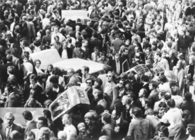 Internationale Automobilausstellung (IAA) in Frankfurt 1977 - grosse Menschenansammlung um die neuen Autos -