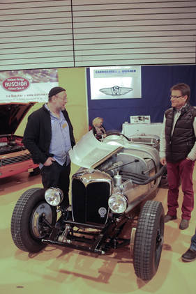 Ivo Buschor erklärt einem Besucher seine Arbeit an einem Riley - Oldtimermesse St. Gallen 2015