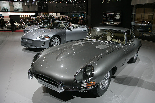 Jaguar E Type (1961) am Genfer Autosalon 2011 - 50 Jahre Autoentwicklung gegenüber dem Original
