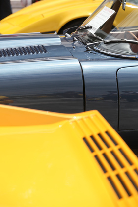 Jaguar E-Type 3.8 S1 Coupé (1961) - zwischen deutlich jüngeren Fahrzeugen - an der Dolder-Versteigerung der Oldtimer Galerie am 11. Juni 2016