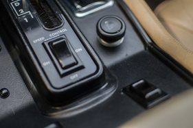 Jaguar XJ-S H.E. (1986) - Tempomatbedienung auf der Mittelkonsole