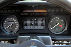 Jaguar XJ-S H.E. (1986) - die Hauptinstrumente sitzen links und rechts, die Kontrollinstrumente dazwischen