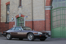 Jaguar XJ-S H.E. (1986) - passt besonders gut vor ein Backsteingebäude