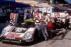 Jaguar XJR-9 D (1989) - Der Jaguar XJR-9 von Jan Lammers und Davy Jones während eines Boxenstopps (12 Stunden von Sebring 1989)