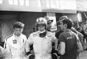 Jo Siffert (Mitte) neben Brian Redman (links) in der Boxengasse nachdem er seinen am Chassis gebrochenen Porsche 908/02 abgegeben hatte (12 Stunden von Sebring 1969)