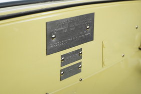 Kaiser Darrin (1954) - Willys Motors Typenschild - der Wagen entstand nach dem Merger von Kaiser mit Willys