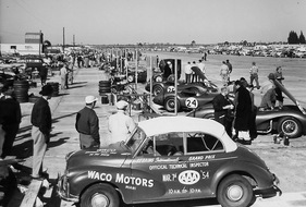 Kurz vor dem Start - Die Fahrer machen sich bereit (12 Stunden von Sebring 1954)