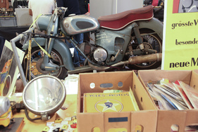 LIteratur und Ersatzteile, sogar ein ganzes Motorrad - Oldtimermesse St. Gallen 2015