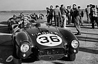 Lancia D24 (1954) - Juan Manuel Fangio im Lancia #36 sitzend macht sich für die Trainingsrunden bereit (12 Stunden von Sebring 1954)