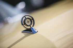 Lincoln Premiere Convertible (1957) - Kühlerfigur im Stil der Zeit