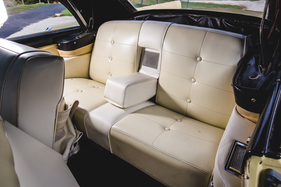 Lincoln Premiere Convertible (1957) - bequemes Polster zwischen den Sitzen im Fond