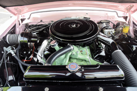 Lincoln Premiere Sedan (1956) - ein Vierfach-Vergaser sorgte für 285 PS