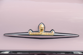 Lincoln Premiere Sedan (1956) - goldenes Ornament auf dem Kofferraumdeckel