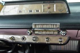 Lincoln Premiere Sedan (1956) - serienmässiges Radio mit Sendersuchlauf Lincoln Premiere Sedan (1956) - serienmässiges Radio mit Sendersuchlauf