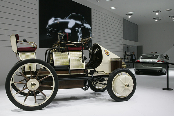 Lohner-Porsche Hybrid (1900) am Genfer Autosalon 2011 - 111 Jahre Hybrid-Technologie