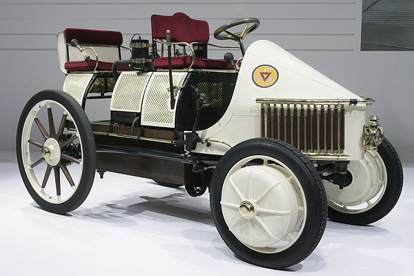 Lohner-Porsche Hybrid (1900) am Genfer Autosalon 2011 - 111 Jahre Hybrid-Technologie