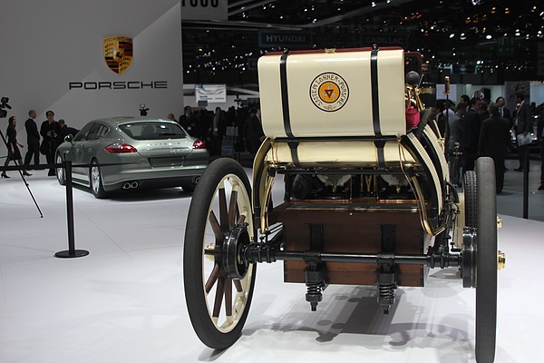 Lohner Porsche Hybrid (1908) am Genfer Autosalon 2011 - Alte und neue Hybridtechnik beieinander