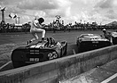 Lotus 19 J (1965) - Eines der bekanntesten Fotos von Dave Friedman - Dan Gurney springt gekonnt ins Cockpit seines Lotus 19J (12 Stunden von Sebring 1965)