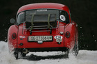 MG A Coupé (1959) - dank Sperrdifferential geht es auch auf Schnee vorwärts