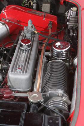 MG A Coupé (1959) - der Judson-Kompressor wird über einen Keilriemen angetrieben