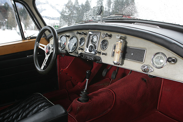 MG A Coupé (1959) - serienmässiges Armaturenbrett mit nachgerüstetem Lenkrad