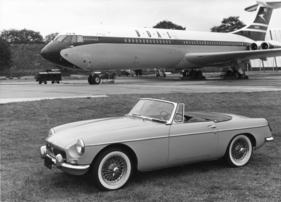MG B (1962) - präsentiert vor dem neusten britischen Airliner, der Vickers VC10
