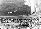 Man beachte die Zuschauer an der Strecke auf der Wiese liegend - 4 Zuschauer starben an diesem Wochenende (12 Stunden von Sebring 1966)