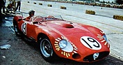 Maserati 450S (1957) - Gesamtsieger des Jahres 1957 - Juan Manuel Fangio im Maserati 450S gleich nach einem Boxenstopp (12 Stunden von Sebring 1957)