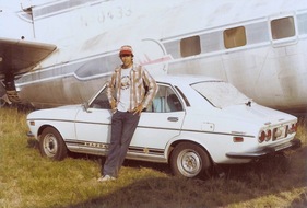 Mazda RX-2 (1982) - Sebring-PR-Direktor und Historiker Ken Breslauer mit seinem Mazda RX-2 (1973), parkiert neben einem verlassenenen Piedmont-Flugzeugwrack im Jahre 1982 (12 Stunden von Sebring 1982)