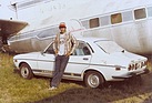 Mazda RX-2 (1982) - Sebring-PR-Direktor und Historiker Ken Breslauer mit seinem Mazda RX-2 (1973), parkiert neben einem verlassenenen Piedmont-Flugzeugwrack im Jahre 1982 (12 Stunden von Sebring 1982)