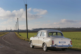 Mercedes Benz 190 (1960) - 1,56 Meter hoch ist die Ponton-Limousine
