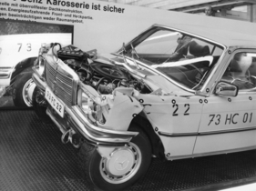 Mercedes-Benz  (1973) - Demonstration eines crash-getesteten Autos, Sicherheit ist ein Thema - Internationale Automobilausstellung (IAA) in Frankfurt 1973