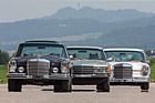 Mercedes-Benz 300 SEL 6.3 (1969) - links der dynamischste der drei M-100-Limousinen, rechts 450 SEL 6.9 und 600