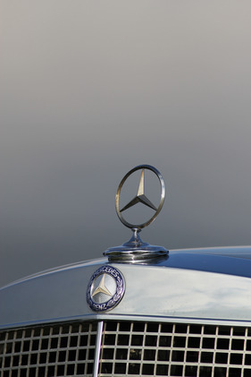 Mercedes-Benz 300 SEL 6.3 (1972) - Stern und Markenemblem auf dem Kühler
