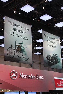Mercedes Patentwagen (1886) am Genfer Autosalon 2011 - Mercedes zeigt die Tradition auf Postern