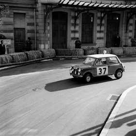 Mini Cooper S (1964) - Paddy Hopkirk an der Rallye Monte Carlo in der Monegassen-Stadt