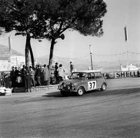 Mini Cooper S (1964) - Paddy Hopkirk an der Rallye Monte Carlo in der Monegassen-Stadt