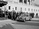 Mini Cooper S (1964) - Paddy Hopkirk an der Siegesfeier zur Rallye Monte Carlo