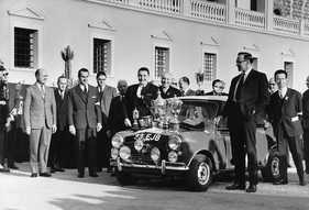 Mini Cooper S (1964) - Paddy Hopkirk bei der Siegesfeier nach der Rallye Monte Carlo