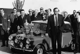 Mini Cooper S (1964) - Paddy Hopkirk bei der Siegesfeier nach der Rallye Monte Carlo
