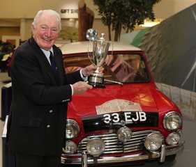 Mini Cooper S (1964) - Paddy Hopkirk mit seinem damaligen Pokal an der Rallye Monte Carlo