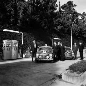 Mini Cooper S (1964) - stolz werden die gewonnenen Pokale an einer Tankstelle präsentiert